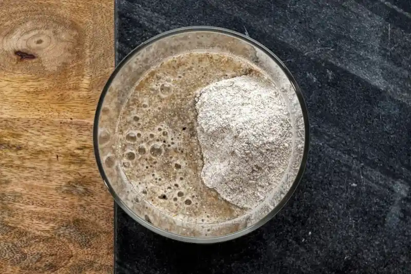 Jak zrobić zakwas chlebowy od zera: kompletny poradnik