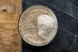 Jak zrobić zakwas chlebowy od zera: kompletny poradnik