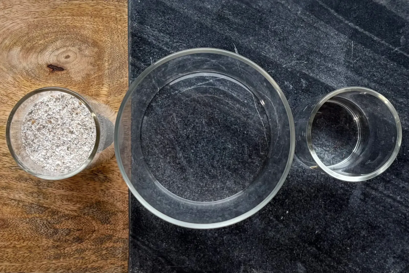 Składniki do zakwasu: mąka żytnia pełnoziarnista i woda