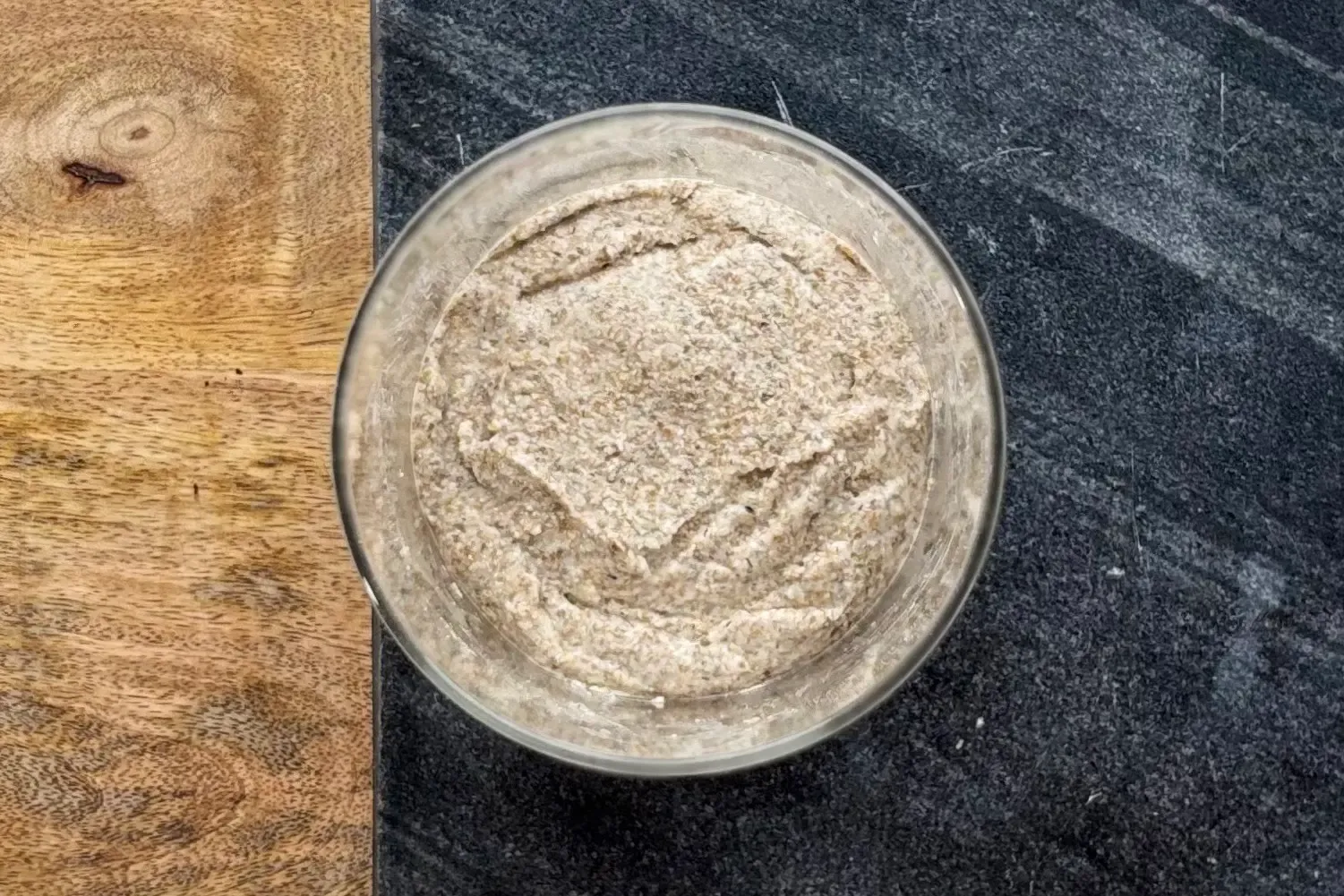 Dzień 1 zakwasu: mąka żytnia pełnoziarnista wymieszana z wodą w słoiku