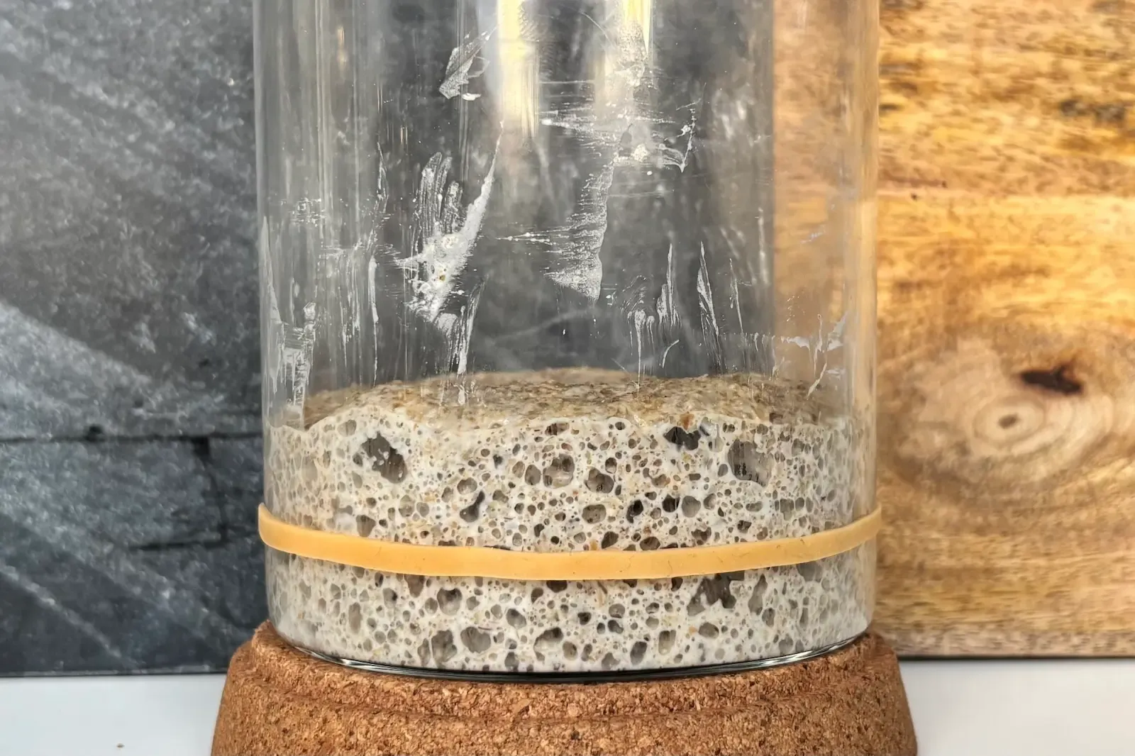 Dzień 1 zakwasu: mąka żytnia pełnoziarnista wymieszana z wodą w słoiku