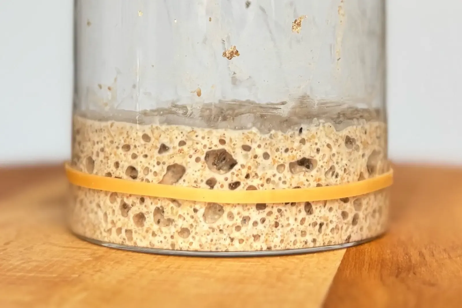 Dzień 4 zakwasu: widoczne pierwsze bąbelki i ślady wzrostu na ściankach słoika